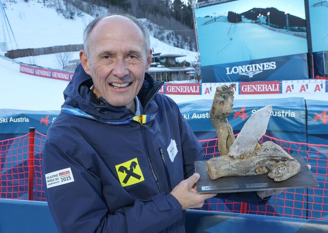 Alpine Skiweltmeisterschaft, Saalbach2025, Ski-WM2025 in Saalbach-Hinterglemm, im Bild: Leo Bauernberger (Geschäftsführer der SalzburgerLand Tourismus Gesellschaft) mit der Bergkristall-Trophäe, die jeder Medaillengewinner bekommt | Foto: Land Salzburg / Franz Neumayr
