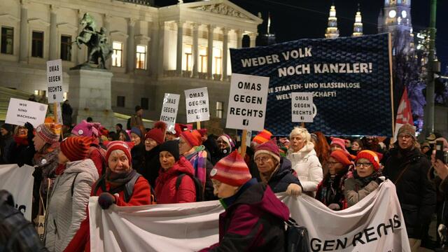 Zwecks des 25. Jubiläums und der aktuellen Koalitionsverhandlungen versammelten sich am Dienstagabend mehrere Tausend Menschen unter dem Motto "Fix zam gegen Blau-Schwarz", um in der City zu demonstrieren.  | Foto: Ronja Reidinger/MeinBezirk