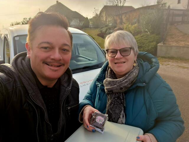 Traismaurer Bürgermeister Herbert Pfeffer mit Gemeinderätin Ida Stangl auf der "Essen auf Rädern"-Tour.  | Foto: Pfeffer