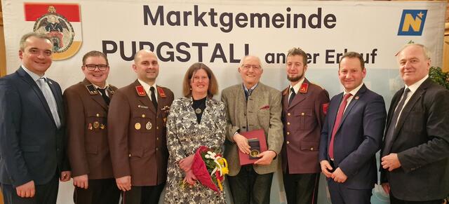 Auszeichnung in Purgstall: Hildegard und Franz Wiesenhofer (M.) mit Bürgermeister Harald Riemer (2.v.r.), Vizebürgermeister Erik Hofreiter (l.), sowie Marco Gansch, Patrick Gassner, Sebastian Auer und Franz Knoll von der Feuerwehr | Foto: Marktgemeinde Purgstall