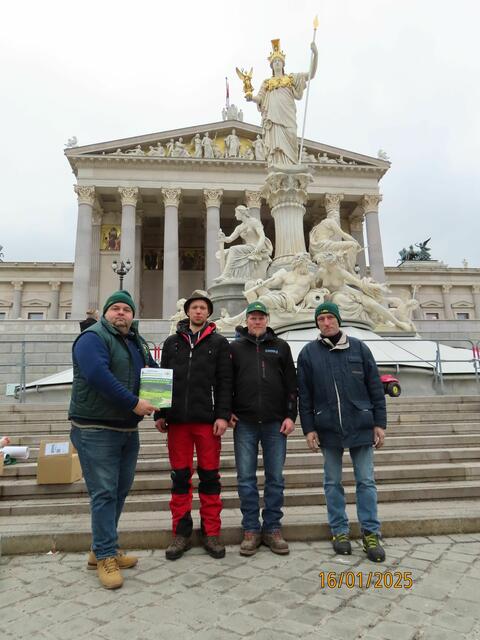 Vertreter des Unabhängigen Bauernverbands aus dem Bezirk Scheibbs beteiligten sich an den Protesten der Landwirte in Wien. | Foto: Unabhängiger Bauernverband