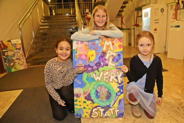 In der Malwerkstatt Ebensee entstanden besondere Werke, diese werden nun im Gemeindeamt ausgestellt. | Foto: Hörmandinger