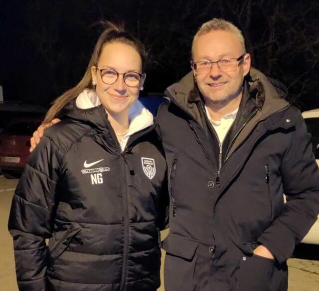 Walter Roscher mit Nadine Gratz bei der Jackenübergabe. | Foto: SV Gratwein Damen