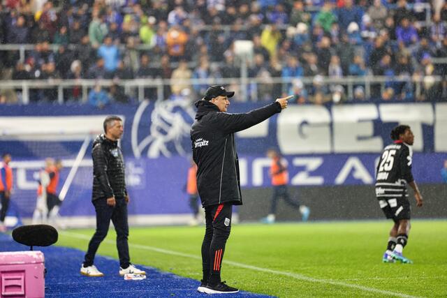 Markus Schopp zeigt an, in welche Richtung es gehen soll. Blau-Weiß-Trainerkollege Gerald Scheiblehner (li.) will auch auf der Gugl drei Punkte holen.  | Foto: B. Reischl