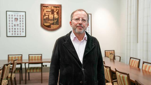 Bezirksvorsteher Nikolaus Ebert (ÖVP) im Sitzungssaal der Bezirksvorstehung.  | Foto: Andreas Pölzl/MeinBezirk