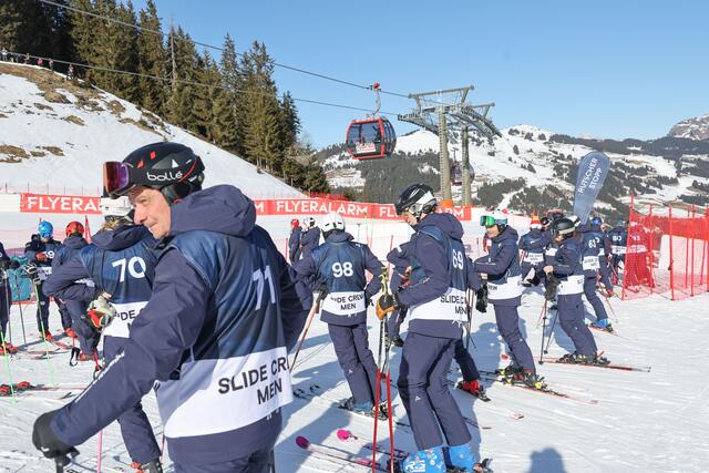Im Bild: die Slide Crew, die zwischen den einzelnen Läufern immer wieder auf der Piste für optimale, gleichmäßige Bedingungen sorgt, indem loser Schnee von der Piste "gerutscht" wird. | Foto: Land Salzburg / Franz Neumayr