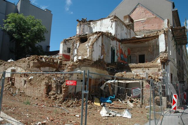 Bei Nachbarschaftsstreitigkeiten, Nachverdichtungen und Generationenwechseln treten häufig Fragen zur Rechtmäßigkeit älterer Gebäude auf. Derzeit müssen in Tirol Wohnhäuser abgerissen werden, wenn sie von den ursprünglichen Bauplänen abweichen und keine nachträgliche Genehmigung erreicht werden kann. 
 (Symboldfoto) | Foto: bz