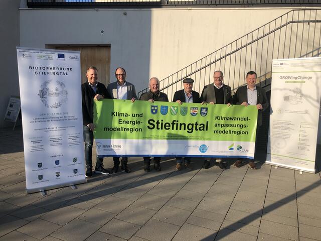 Die Bürgermeister aus der Kleinregion Stiefingtal ziehen gemeinsam an einem Strang (v.l.): Christian Sekli, Bgm. Allerheiligen bei Wildon; David Rumpf, Bgm. St. Georgen an der Stiefing; Wolfgang Neubauer, Obmann Kleinregion Stiefingtal; Siegfried Neuhold, Bgm. Pirching am Traubenberg; Volker Vehovec, Bgm. Empersdorf; Manfred Sunko, Bgm. Ragnitz | Foto: Kleinregion Stiefingtal