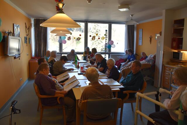 Singrunde im Pflege- und Betreuungszentrum: Die Senioren fühlen sich in Scheibbs gut aufgehoben. | Foto: Roland Mayr/MeinBezirk Scheibbs