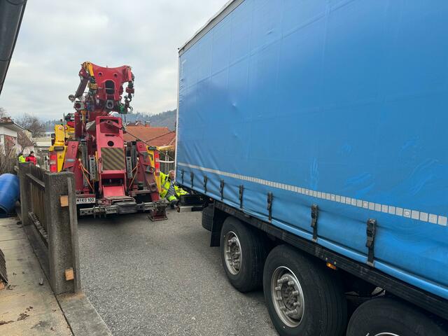 Der LKW-Fahrer wwar durch sein Navi fehlgeleitet worden und steckte zwischen zwei Mauern fest. | Foto: FF Bruck an der Mur