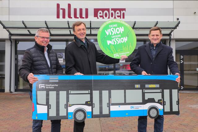 HLW-Direktor Johannes Hanel, Stadtwerkedirektor Ronald Schindler sowie Bürgermeister Kurt Wallner gaben den Startschuss für den Kreativwettbewerb. | Foto: Armin Russold