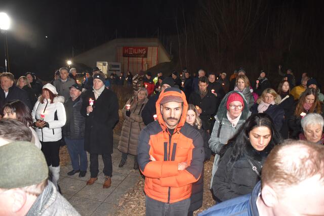 Viele Personen waren zur Gedenkfeier gekommen. | Foto: Michael Strini