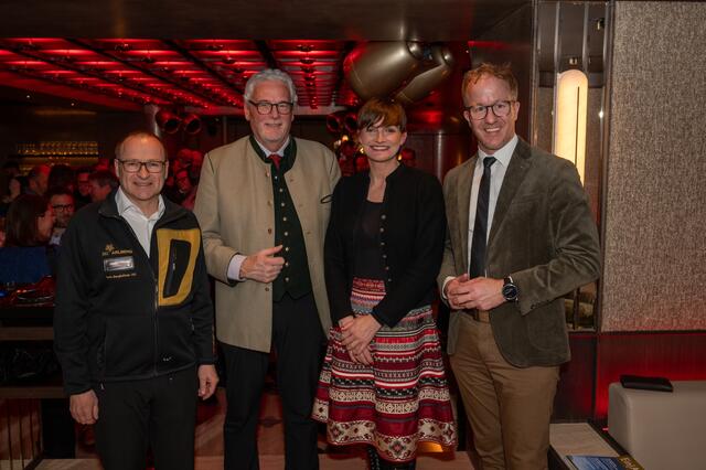 Klaus Nußbaumer (Lech Bergbahnen AG), Bgm. Gerhard Lucian, Astrid Steharnig-Staudinger (Österreich Werbung) und LR Christian Gantner. | Foto: Dietmar Hurnaus