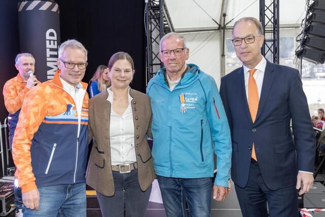 Der Holländische Botschafter Peter Potman (links im Bild) überbrachte die Grüße der Königsfamilie. Bürgermeisterin Karoline Turnschek und Cheforganisator Hendrick-Jan van den Bogaart freuten sich mit dem verdienten Eismeister. | Foto: Visit Weissensee/Jank