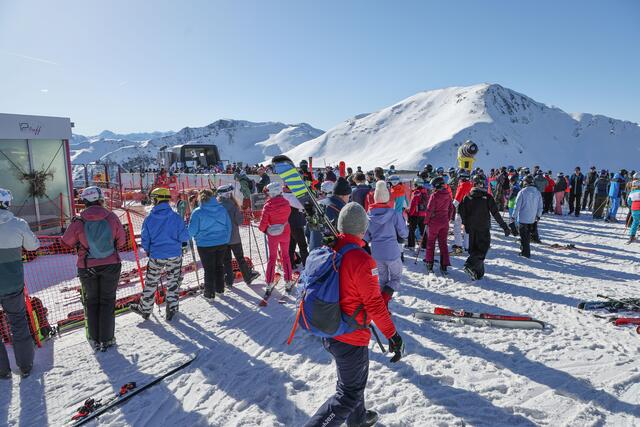 Im Bild: Zuschauer des Abfahrtstrainings beim Starthaus. | Foto: Land Salzburg / Franz Neumayr