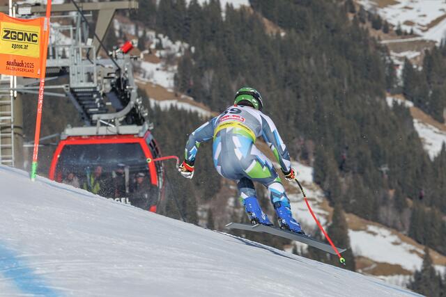 Im Bild: Martin Čater aus Slowenien beim Abfahrtstraining | Foto: Land Salzburg / Franz Neumayr
