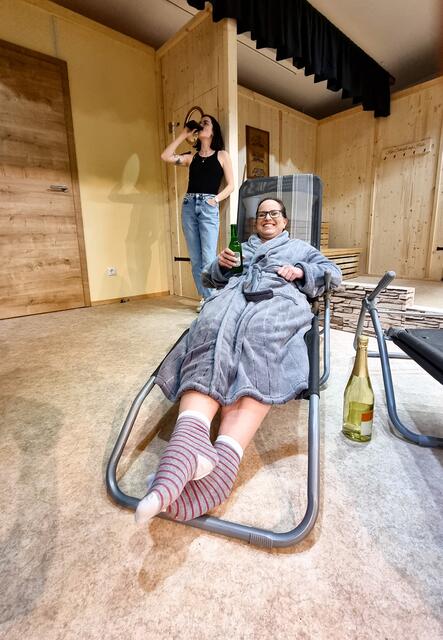 Die Komödie “Die Spezialitätensauna” sorgt für heitere Theaterabende.