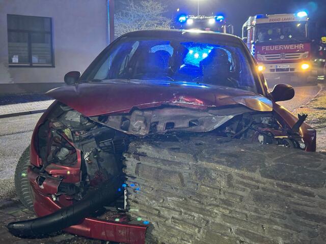 Die Feuerwehr sicherte die Unfallstelle und führte die Bergung des beschädigten Fahrzeugs durch. | Foto: DOKU NÖ