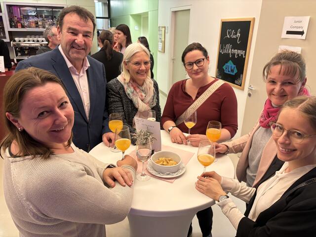 Marion Maier, Jörg Mehsner, Petra Mehsner, Eva Teberikler-Kostmann, Helga Grebenz und Nina Reibenschuh (v. l.) in gemütlicher Runde auf der Vernissage "Schmeckwerk" in der HLW Feldbach | Foto: MeinBezirk