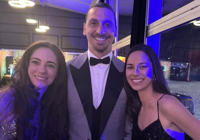 Lisa-Marie Pirker (l.) und Caroline Kraus mit Fußballlegende Zlatan Ibrahimović

 | Foto: Privat