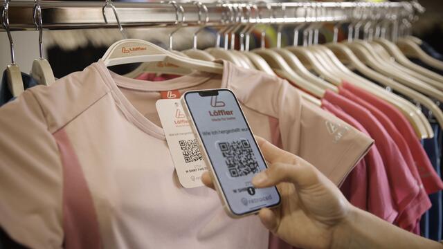 Per QR-Code lässt sich die Herstellungskette vom Garnproduzenten bis zur Löffler-Filiale nachverfolgen. | Foto: Löffler GmbH