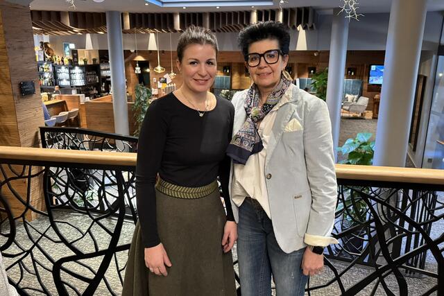 Team des Hotel Hasenauer, Unterkunft der ÖSV-Herren: Sabrina Steger (Junior-Chefin) und Hanni Steger (Gastgeberin).  | Foto: Saalbach-Hinterglemm, Land Salzburg/Bernhard Kern