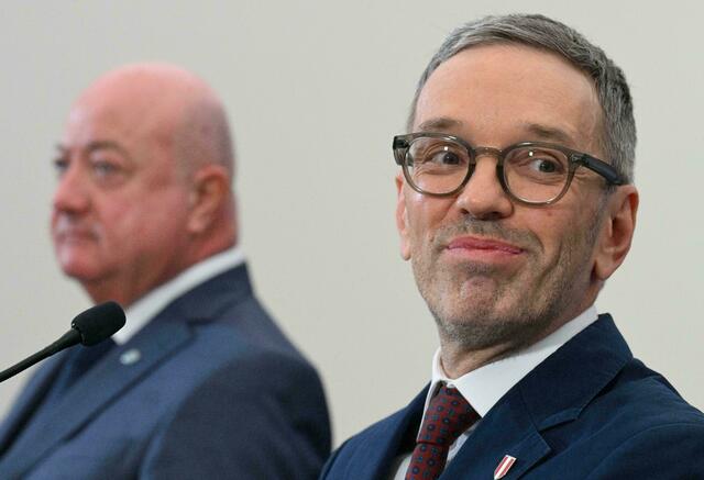 Offenbar ist nicht alles schon in Butter: Nach internen Abstimmungen verhandeln ÖVP-Chef Christian Stocker (l.) und FPÖ-Obmann Herbert Kickl aber weiter. | Foto: HELMUT FOHRINGER / APA / picturedesk.com 