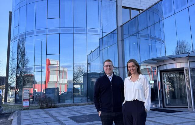 Firmenchef Matthias Masilko und Geschäftsleiterin Barbara Baum vor dem neuen Hauptsitz in Mauthausen. | Foto: Georg Blauensteiner