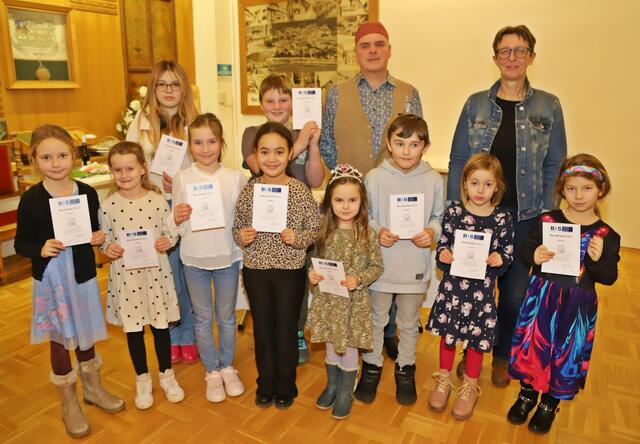 Franz Hofer-Langwies und Sabine Promberger beglückwünschten die jungen Ebenseerinnen und Ebenseer. | Foto: Hörmandinger