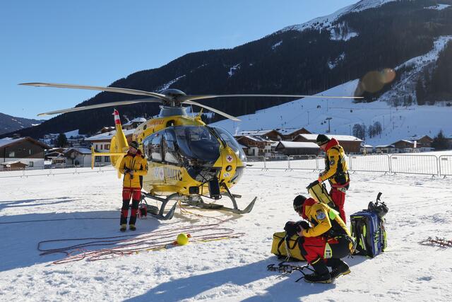 Bei der Ski-WM in Saalbach-Hinterglemm steht ein zusätzlicher Hubschrauber für die Athletinnen und Athleten bereit, sodass der reguläre Rettungsdienst nicht beeinträchtigt wird. | Foto: Land Salzburg / Franz Neumayr