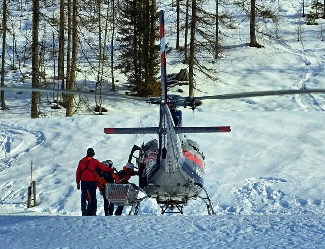 Nach einem schweren Skiunfall am Maiskogel bei dem am Dienstagvormittag eine Person schwer verletzt wurde, sucht die Salzburger Polizei nach Personen, die Angaben zum Unfallhergang machen können. (Symbolbild) | Foto: Bergrettung Pongau/G. Kremser/T. Gotthardt/H. Pitscheider.