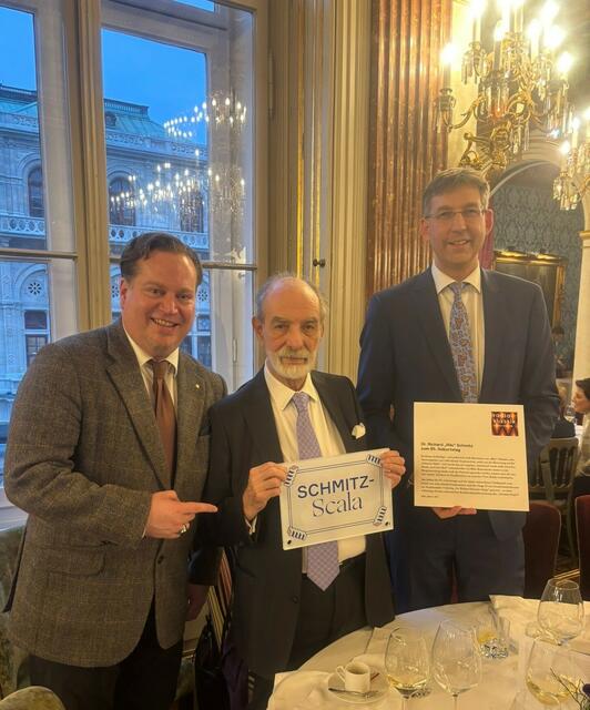 Der Chefredakteur von "radio klassik Stephansdom, Christoph Wellner (l.), der geehrte Ex-Bezirksvorsteher Richard Schmitz und Bezirksvorsteher Markus Figl (ÖVP). | Foto: Vera Schmitz