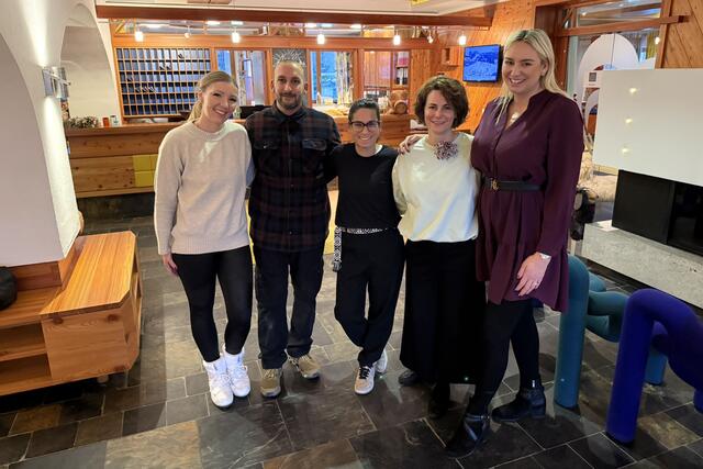 Team des Hotel Glemmtalerhof, Unterkunft der Schweizer Athleteninnen und Athleten: Claudia Gomig (v.l.), Ramino Fröhlich, Tamara fröhlich, Tanja Hoffmann (Gastgeberin) und Simone Grießner. | Foto: Saalbach-Hinterglemm, Land Salzburg/Bernhard Kern