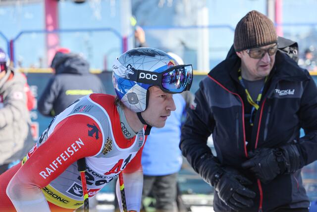 Im Bild: Marco Odermatt aus der Schweiz kurz vor dem Start mit seinem Betreuer | Foto: Land Salzburg / Franz Neumayr
