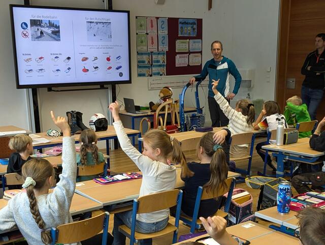 Was in der Praxis wichtig und richtig ist, wurde in der Volksschule Gries in der Theorie gelernt. | Foto: Tiroler Rodelverband