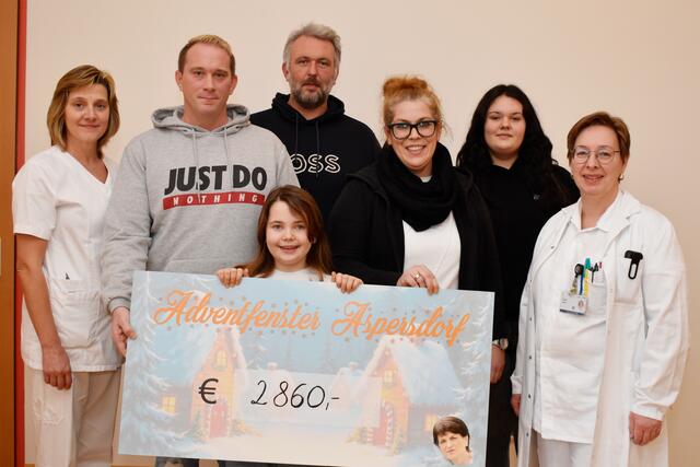 Das Palliativteam des Landesklinikums Hollabrunn erhielt eine
überaus großzügige Spende, welche in Aspersdorf in der Vorweihnachtszeit gesammelt
wurde. Mit der Überreichung des Spendengeldes bedankte sich die Familie von
Patientin Andrea Rein für deren Betreuung durch das Palliativteam des
Landesklinikums Hollabrunn. | Foto: Landesklinikum Hollabrunn