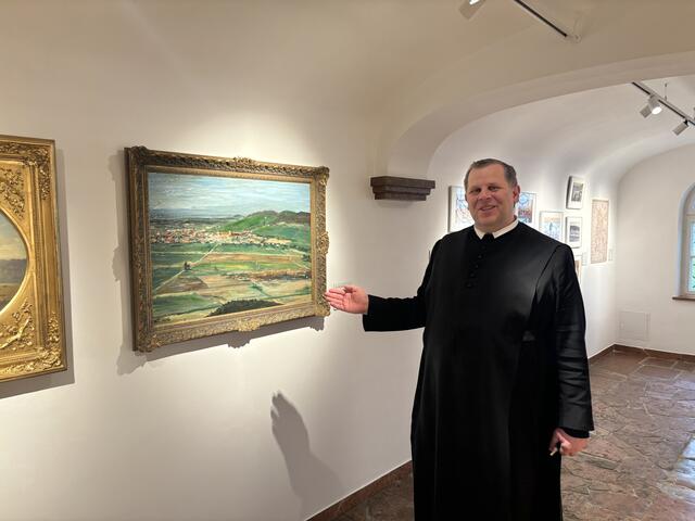Pater Michael Eppenschwandtner führte durch die Benediktinerabtei in Michaelbeuern. | Foto: Emanuel Hasenauer