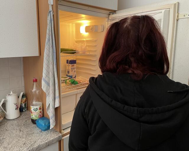 Der Kühlschrank ist nur mit dem notwendigsten gefüllt. | Foto: Alexandra Goll