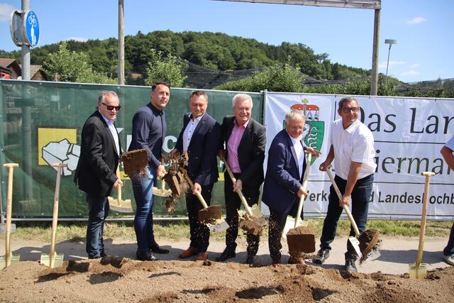 Der Spatenstich mit dem damaligen LH-Stellvertreter Anton Lang (4.v.l.) und den Bürgermeistern Manfred Reisenhofer (3.v.l.) und Josef Ober (2.v.r.) für die Sanierung zwischen Raabau und Lödersdorf erfolgte bereits im Sommer des Vorjahres. | Foto: MeinBezirk