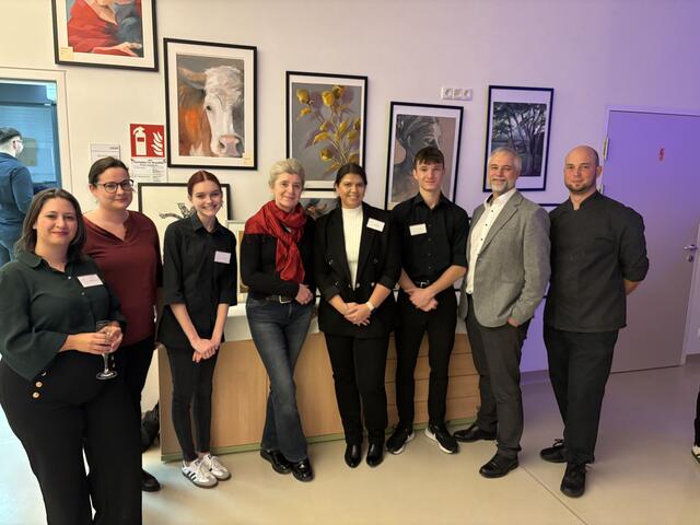 Natascha Ramic, Eva Teberikler-Kostmann, Anja Matzhold, Karin Kogler, Birgit Lewenhofer-Sporer, Fabian Moser, Markus Sturm und Christian Lepuschitz (v. l.) hatten zum "Schmeckwerk" in der HLW Feldbach geladen. | Foto: MeinBezirk