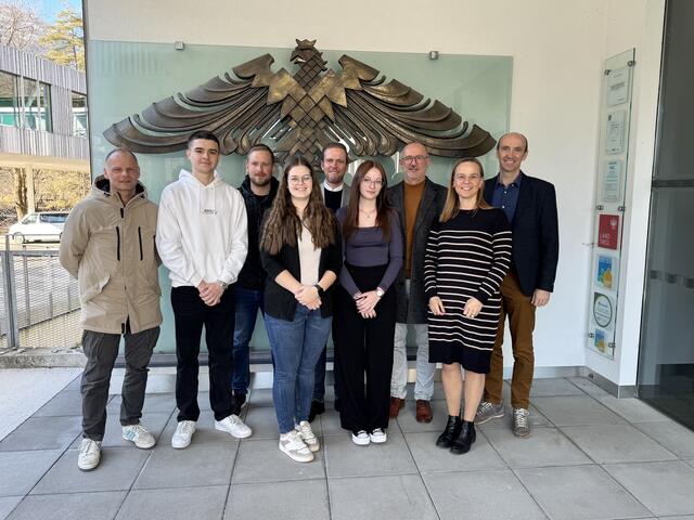 David Huber (Polizei Lienz), Samuel Kraßnig (Lehrling Finanzamt Österreich), Andreas Wilhelmer (Polizei Lienz), Leonie Rojacher (Lehrling Finanzamt Österreich), Mario Drussnitzer (Schuldnerberatung Kärnten), Sophie Mattersberger (Gemeinde Prägraten), Wilfried Kollreider (AK Tirol), Daniela Obererlacher (Lehrperson) und Direktor Klaus Oberegger. | Foto: TFBS Lienz