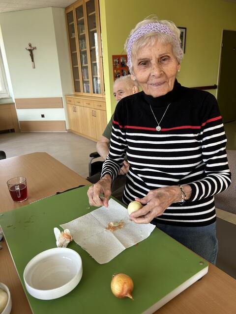 Bewohner und Bewohnerinnen im Pflegeheim tun gern, was sie schon ihr Leben lang gemacht haben, hier etwa kochen. | Foto: Marienheim BetriebsgmbH.