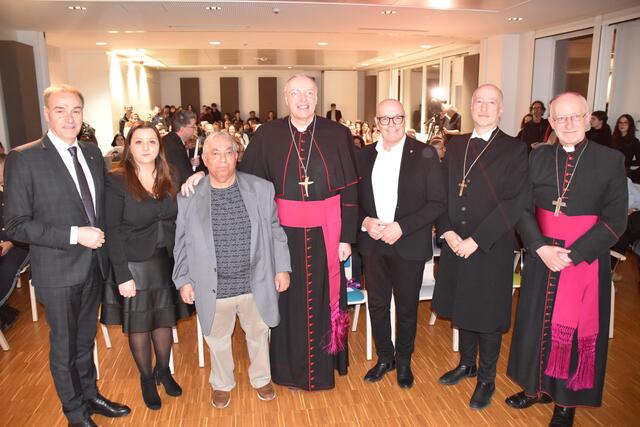 Gedenkfeier in der BAfEP Oberwart: Landesrat Leonhard Schneemann, Manuela Horvath (Romapastoral), Autor Stefan Horvath, Diözesanbischof Ägidius Zsifkovics, Bürgermeister Georg Rosner, Superintendent Robert Jonischkeit, Bischof Franz Scharl | Foto: Michael Strini