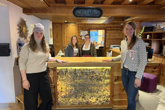 Team des Hotel Sonne, Unterkunft der Italienischen Athleteninnen und Athleten: Marie Schwabl (v.l.), Julia Petritz, Ramona Stephan-Köbl und Camilla Schwabl (Gastgeberin). | Foto: Saalbach-Hinterglemm, Land Salzburg/Bernhard Kern