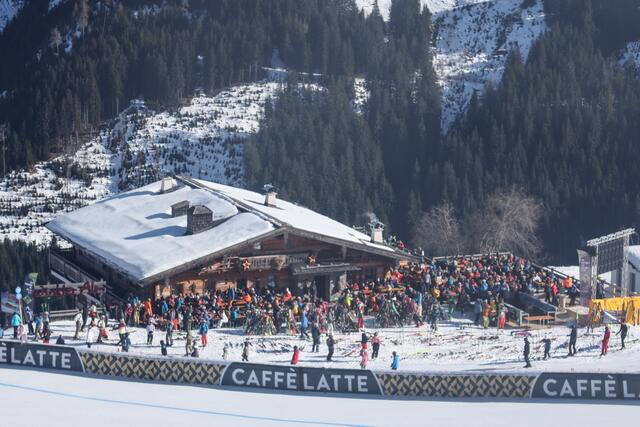 Zahllose Besucher verfolgen auf den Terrassen der Skihütten das Abfahrtstraining. | Foto: Land Salzburg / Franz Neumayr