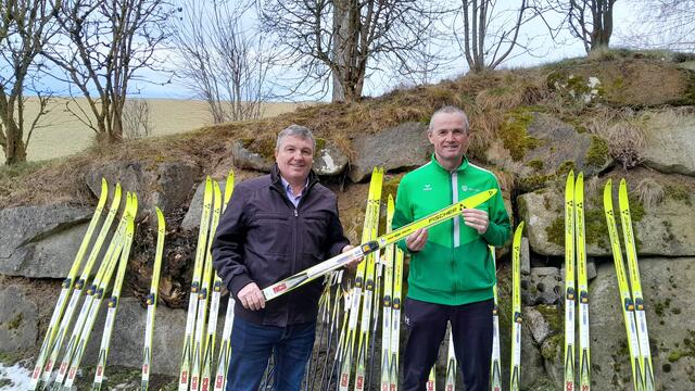 Hans Hinterreiter (l.) und Reinald Ittensammer (r.) inmitten zahlreicher Langlaufskier. | Foto: MS Bad Zell
