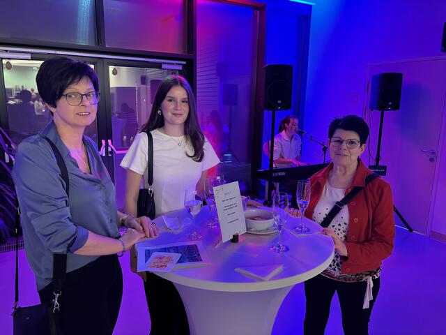 Die Gäste der Vernissage "Schmeckwerk" in der HLW Feldbach wurden von Schülerin Laura Lafer – hier im Hintergrund – auch musikalisch gut unterhalten. | Foto: MeinBezirk