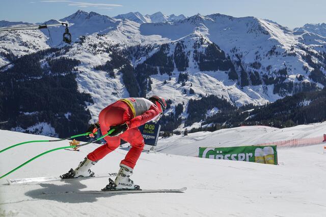 Im Bild: Vincent Kriechmayr aus Österreich beim Start | Foto: Land Salzburg / Franz Neumayr