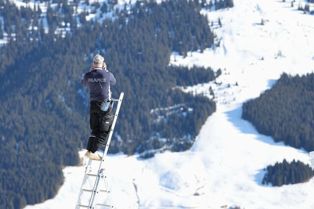 Im Bild: ein Betreuer auf einer Leiter entlang der Strecke. | Foto: Land Salzburg / Franz Neumayr