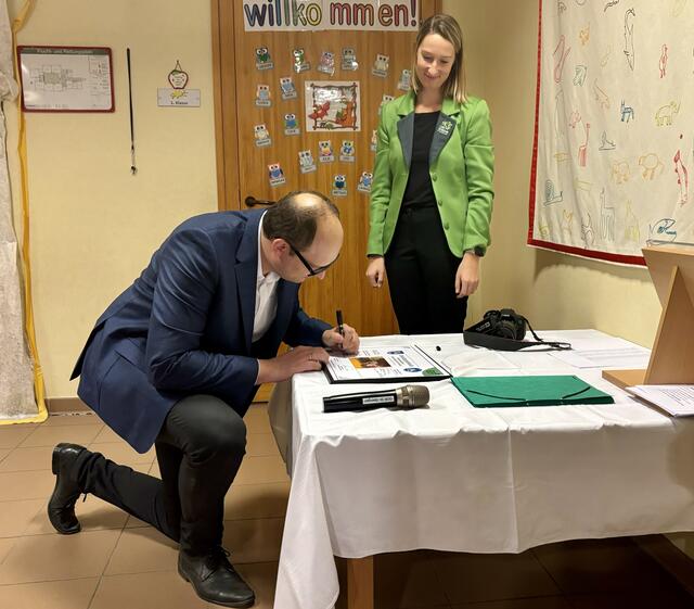 Mit der Unterschrift von Bürgermeister David Rumpf ist es amtlich: St. Georgen an der Stiefing hat seinen ersten Kindergemeinderat.  | Foto: MeinBezirk